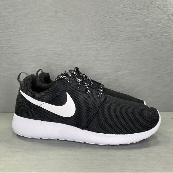 nike roshe one black white